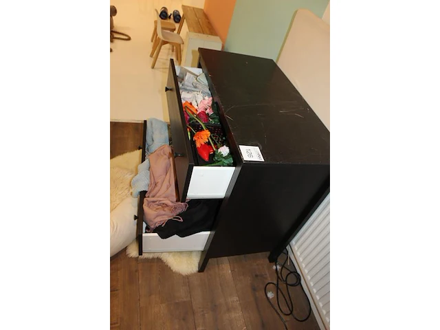 Commode met voedingskussen, twee kunstdierenvellen, plaids, kunstbloemen enz. let op! een lade ontbreekt. a... - afbeelding 2 van  2