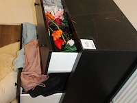 Commode met voedingskussen, twee kunstdierenvellen, plaids, kunstbloemen enz. let op! een lade ontbreekt. a... - afbeelding 2 van  2