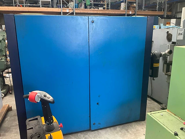 Compair - 2009 - l90-7,5a - schroefcompressor - afbeelding 2 van  8