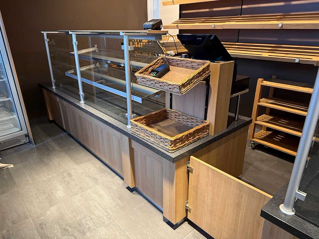 Complete bakkerij winkel inventaris met broodschappen - afbeelding 1 van  12