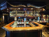 Complete bar met achterwand en luifel