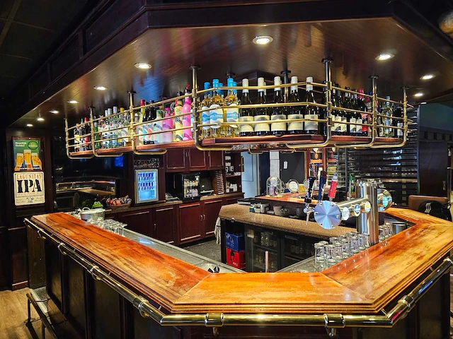 Complete bar met achterwand en luifel - afbeelding 2 van  6