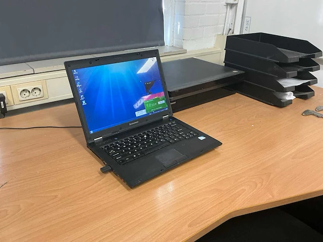 Complete bureau opstelling inclusief pc en laptop - afbeelding 7 van  10