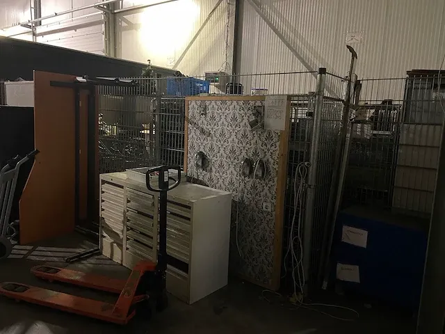 Complete inhoud magazijn en kantoorinventaris - afbeelding 12 van  82