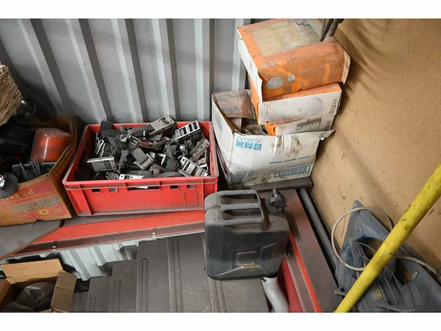Complete inhoud voorraad en magazijninventaris met scania onderdelen en gereedschappen - afbeelding 5 van  33