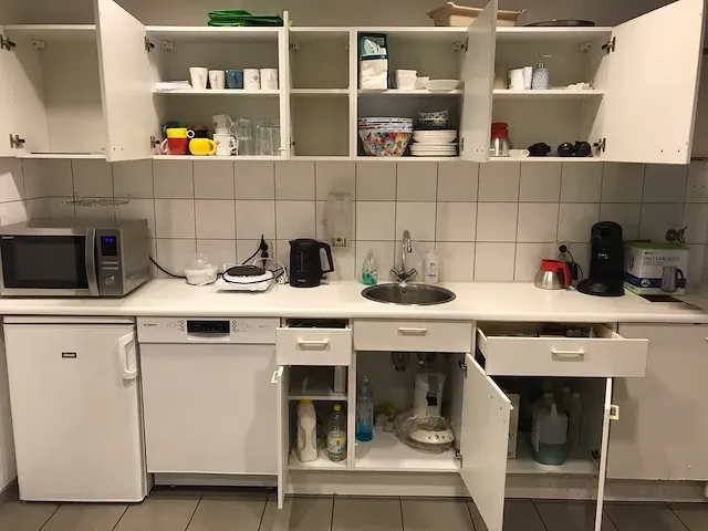 Complete kantine inventaris en televisie - afbeelding 10 van  19