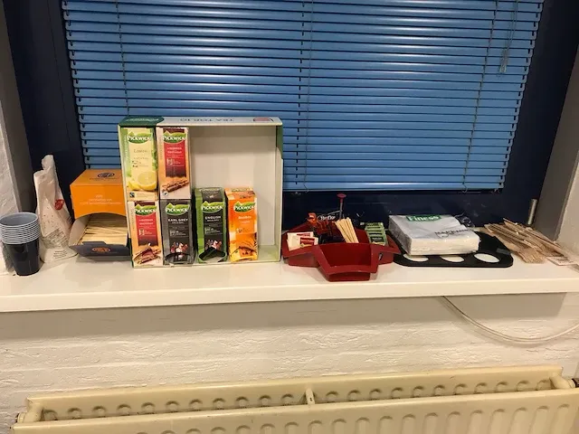 Complete kantine inventaris en televisie - afbeelding 18 van  19