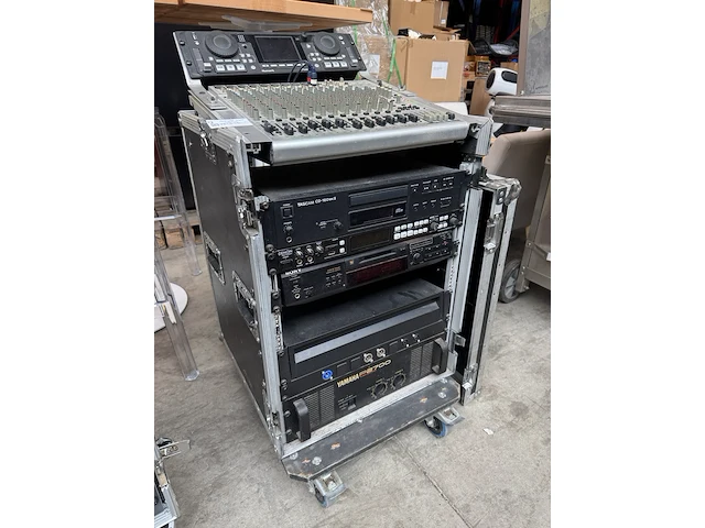 Complete muziekinstallatie met flightcase behringer, tascam, denon, sony, yamaha - afbeelding 1 van  9