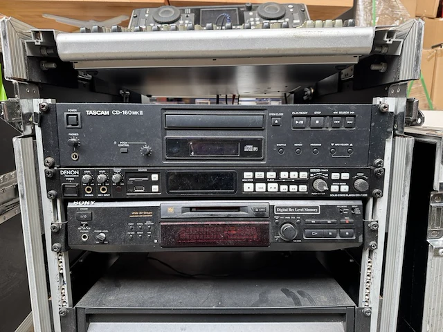 Complete muziekinstallatie met flightcase behringer, tascam, denon, sony, yamaha - afbeelding 8 van  9