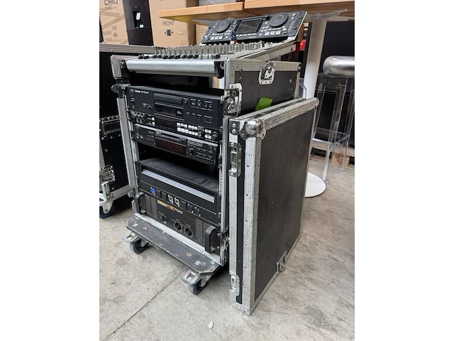 Complete muziekinstallatie met flightcase behringer, tascam, denon, sony, yamaha - afbeelding 9 van  9