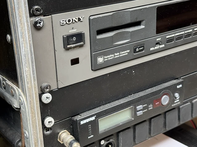 Complete muziekinstallatie met flightcase numark, behringer, denon, sony, shure, yamaha - afbeelding 3 van  12