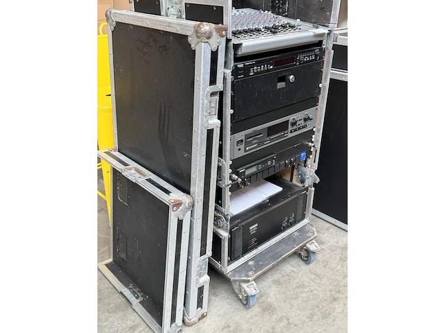 Complete muziekinstallatie met flightcase numark, behringer, denon, sony, shure, yamaha - afbeelding 4 van  12