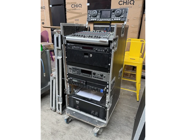 Complete muziekinstallatie met flightcase numark, behringer, denon, sony, shure, yamaha - afbeelding 1 van  12
