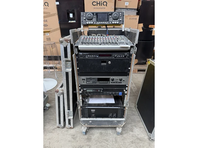 Complete muziekinstallatie met flightcase numark, behringer, denon, sony, shure, yamaha - afbeelding 5 van  12