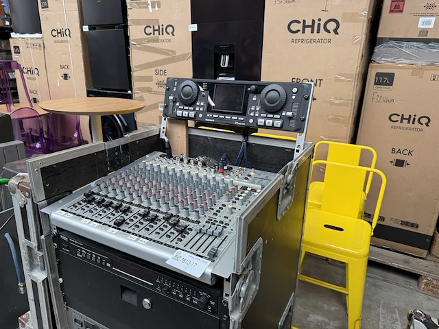Complete muziekinstallatie met flightcase numark, behringer, denon, sony, shure, yamaha - afbeelding 6 van  12