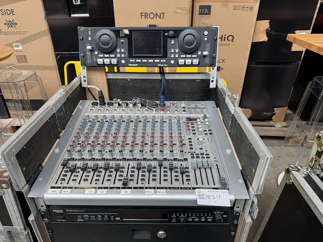 Complete muziekinstallatie met flightcase numark, behringer, denon, sony, shure, yamaha - afbeelding 7 van  12