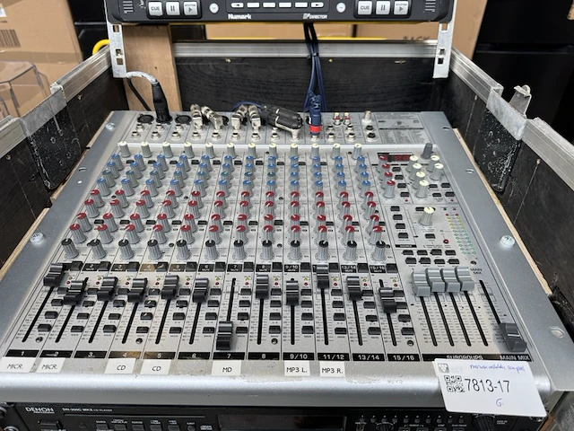 Complete muziekinstallatie met flightcase numark, behringer, denon, sony, shure, yamaha - afbeelding 8 van  12