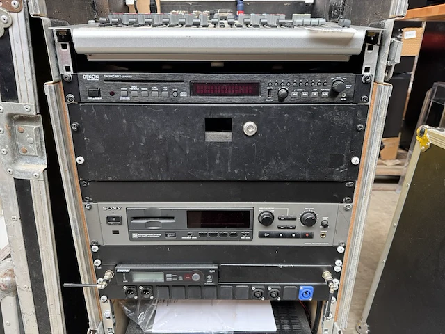 Complete muziekinstallatie met flightcase numark, behringer, denon, sony, shure, yamaha - afbeelding 11 van  12