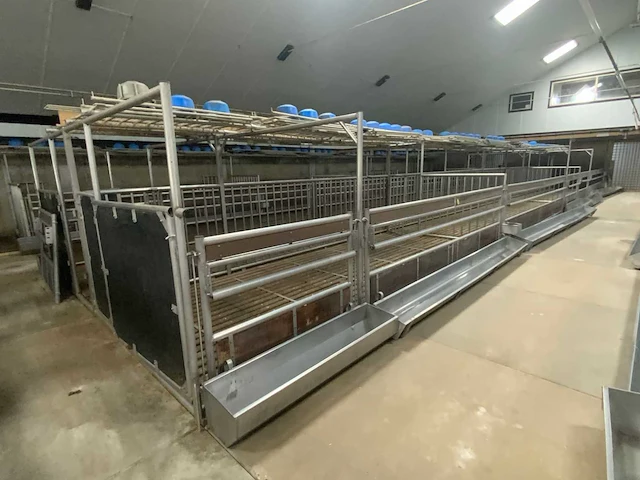 Complete prefab stal met zonnepaneel installatie - afbeelding 3 van  47