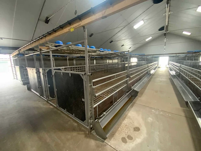 Complete prefab stal met zonnepaneel installatie - afbeelding 4 van  47
