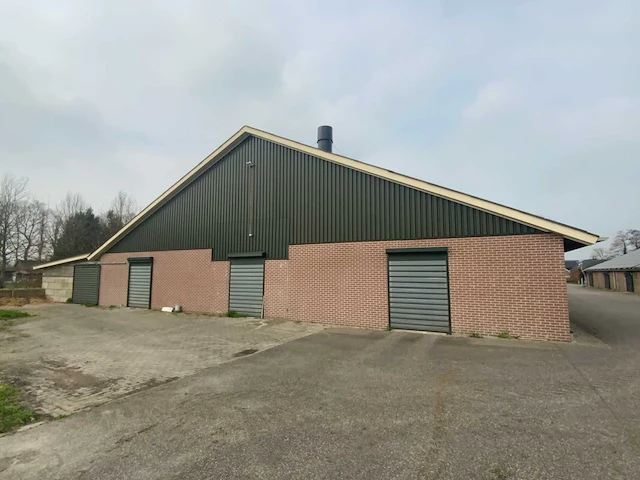 Complete prefab stal met zonnepaneel installatie - afbeelding 6 van  47