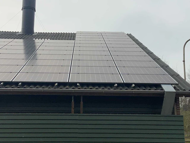 Complete prefab stal met zonnepaneel installatie - afbeelding 7 van  47