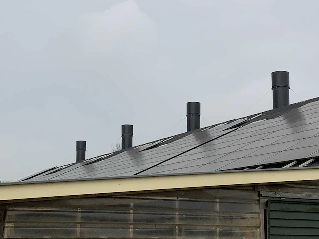 Complete prefab stal met zonnepaneel installatie - afbeelding 8 van  47