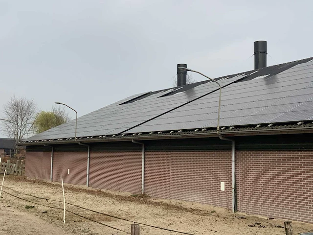 Complete prefab stal met zonnepaneel installatie - afbeelding 9 van  47