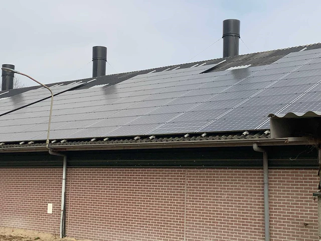Complete prefab stal met zonnepaneel installatie - afbeelding 10 van  47