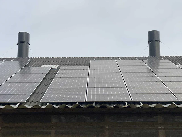 Complete prefab stal met zonnepaneel installatie - afbeelding 11 van  47