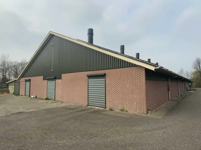 Complete prefab stal met zonnepaneel installatie - afbeelding 1 van  47