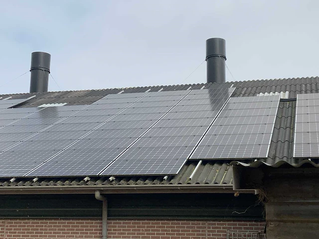 Complete prefab stal met zonnepaneel installatie - afbeelding 13 van  47