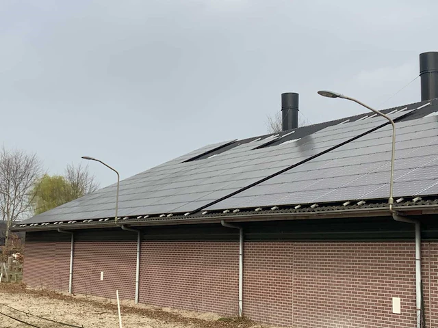 Complete prefab stal met zonnepaneel installatie - afbeelding 14 van  47