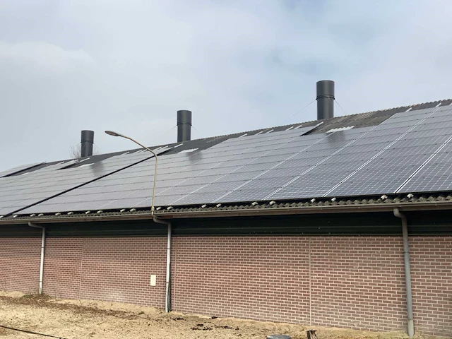 Complete prefab stal met zonnepaneel installatie - afbeelding 15 van  47