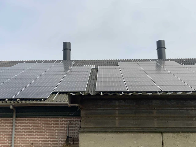 Complete prefab stal met zonnepaneel installatie - afbeelding 16 van  47