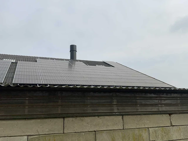 Complete prefab stal met zonnepaneel installatie - afbeelding 17 van  47