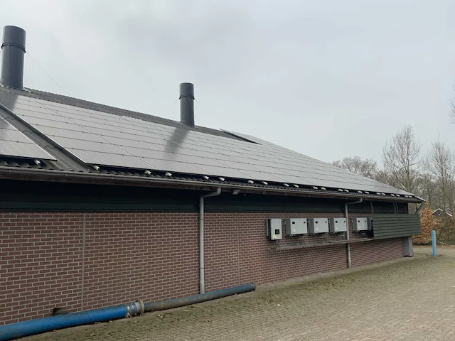 Complete prefab stal met zonnepaneel installatie - afbeelding 18 van  47