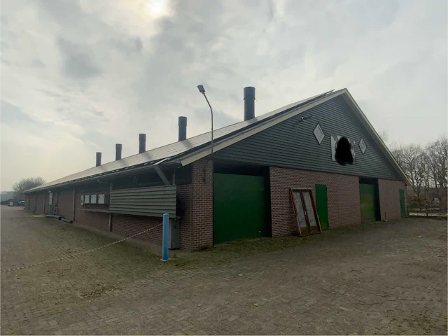 Complete prefab stal met zonnepaneel installatie - afbeelding 12 van  47