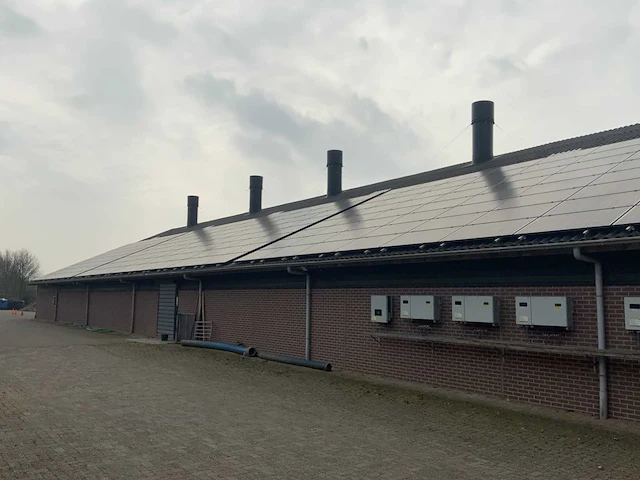 Complete prefab stal met zonnepaneel installatie - afbeelding 25 van  47