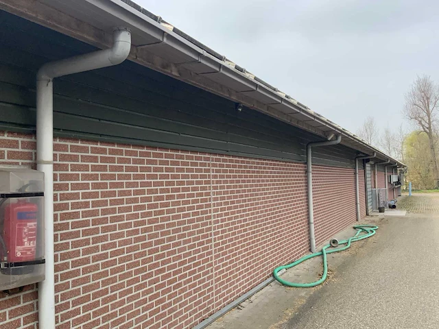 Complete prefab stal met zonnepaneel installatie - afbeelding 27 van  47