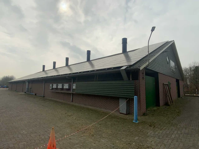 Complete prefab stal met zonnepaneel installatie - afbeelding 23 van  47