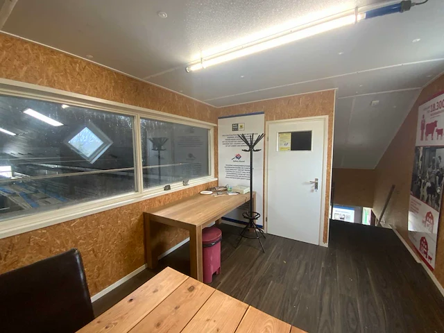 Complete prefab stal met zonnepaneel installatie - afbeelding 36 van  47