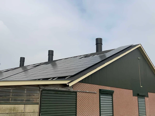 Complete prefab stal met zonnepaneel installatie - afbeelding 34 van  47