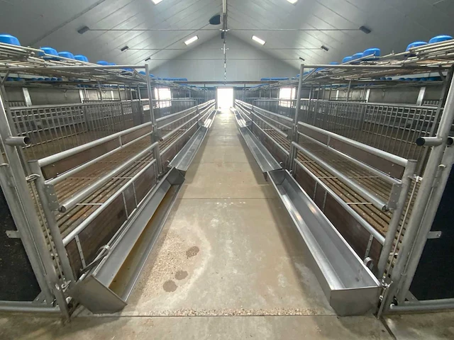Complete prefab stal met zonnepaneel installatie - afbeelding 44 van  47