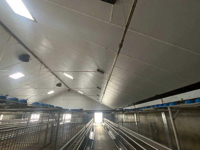 Complete prefab stal met zonnepaneel installatie - afbeelding 45 van  47
