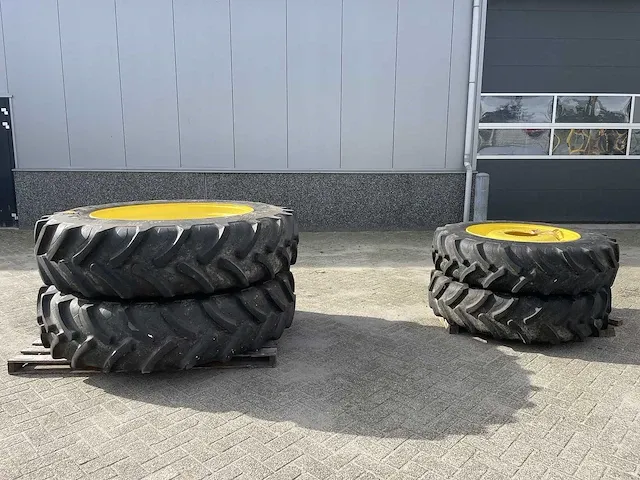 Complete set banden met velg. - afbeelding 1 van  9