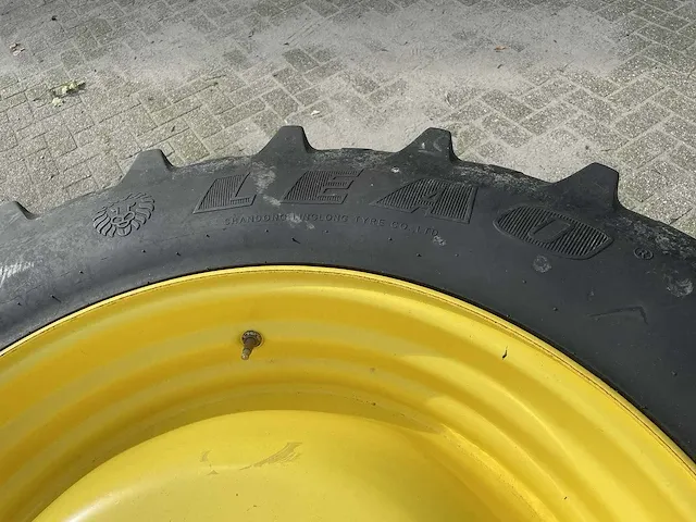 Complete set banden met velg. - afbeelding 4 van  9