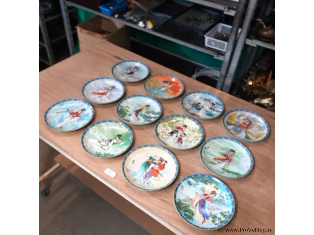 Complete set van 12 keizerlijke jingdezhen porcelain sierborden - afbeelding 1 van  5