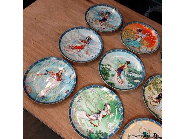 Complete set van 12 keizerlijke jingdezhen porcelain sierborden - afbeelding 2 van  5