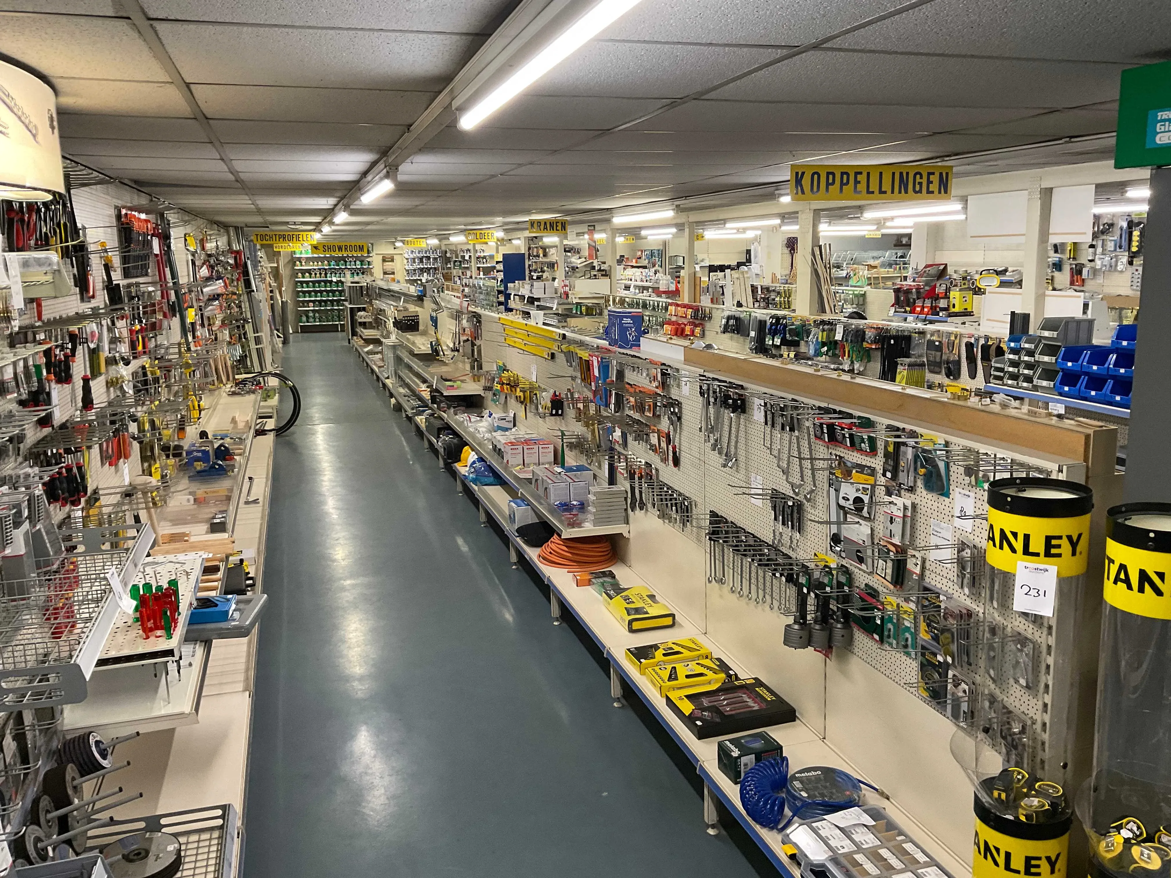 Complete winkelvoorraad van een kleine bouwmarkt